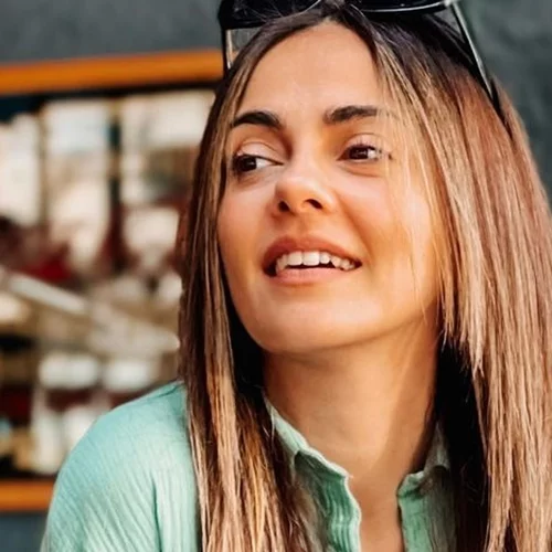 Λυδία και Νικήτας Παπαγιάννης | Η φωτογραφία με τη μητέρα τους, Αγγελική Δαλιάνη, στη θάλασσα