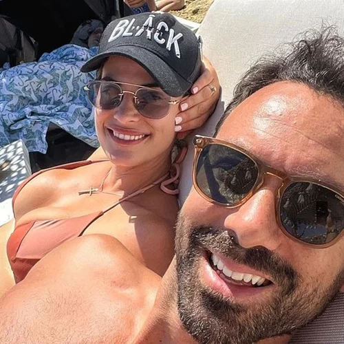 Μπόμπα - Τανιμανίδης | Η βόλτα των κοριτσιών τους στον τεράστιο κήπο τους στη Μύκονο