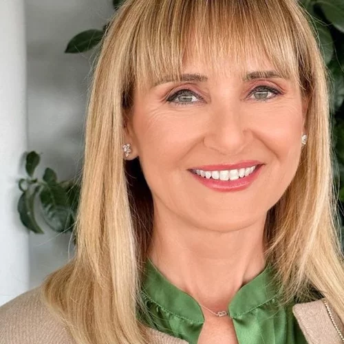 Μάρα Ζαχαρέα | Η chic εμφάνιση στο θέατρο, με σκούρο μπλε κοστούμι στο πλευρό της Νατάσας Παζαΐτη