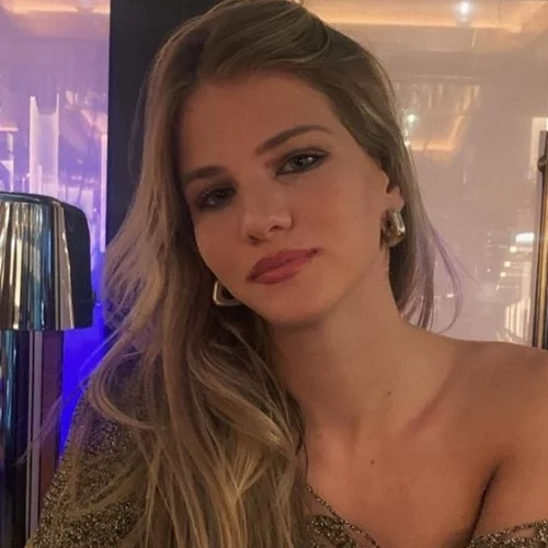 Η Άννα-Μαρία Ίβιτς με mini, strapless, λαμπερό φόρεμα | Έτσι γιόρτασε τα 18ά γενέθλιά της μαζί με τις αδερφές και τις φίλες της