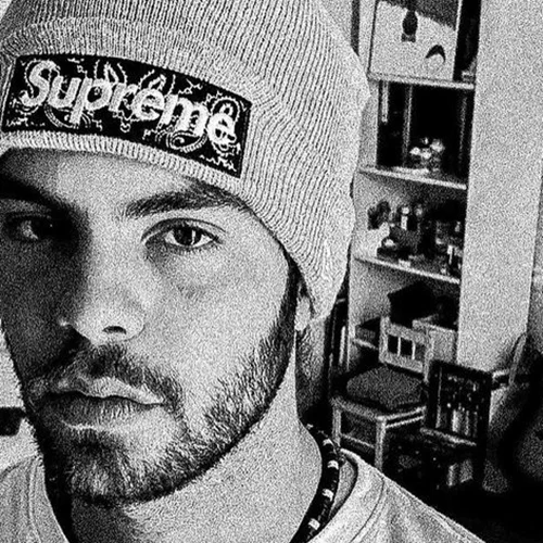 Άγγελος Λάτσιος | Απολαμβάνει τις διακοπές του στα Άχλα δείχνοντάς μας το γυμνασμένο του κορμί