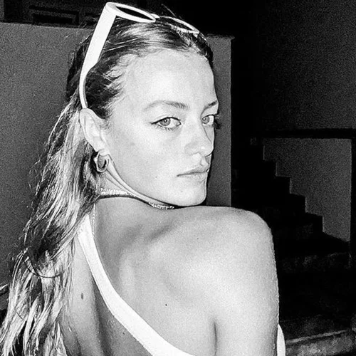 The body | Η Γαία Μερκούρη φοράει το μικροσκοπικό μαύρο της μπικίνι και μας αφήνει -ξανά- με το στόμα ανοιχτό