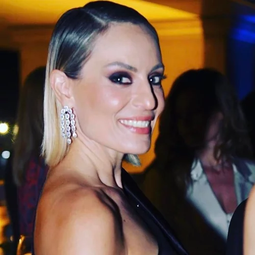 Ένα καστανόξανθο κουκλάκι | Η Ελεονώρα Μελέτη απαθανατίζει την κόρη της να τρώει παγωτό