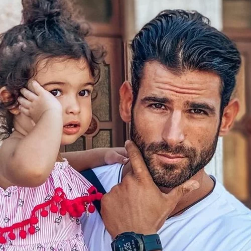 Ετεοκλής Παύλου | Η τρυφερή στιγμή που η κόρη του, Μελίτα, τον βοηθάει να φορέσει το τεχνητό του μέλος