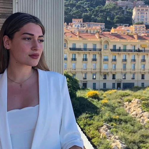 Μαριέλλα Φασούλα | Η δίμετρη κόρη του Παναγιώτη Φασούλα φόρεσε υποδειγματικά το μίνι μαύρο φόρεμα