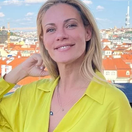 Η Ζέτα Μακρυπούλια στην παραλία | Ποζάρει με μαγιό και μας δείχνει τα ατελείωτα πόδια της