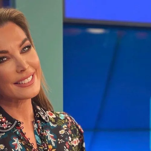 Η Τατιάνα Στεφανίδου στην πρεμιέρα της με ένα φόρεμα που τονίζει τη μέση