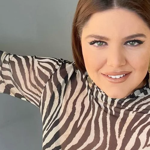 Δανάη Μπάρκα | Η βραδινή εμφάνιση με strapless crop top γεμάτο παγιέτες