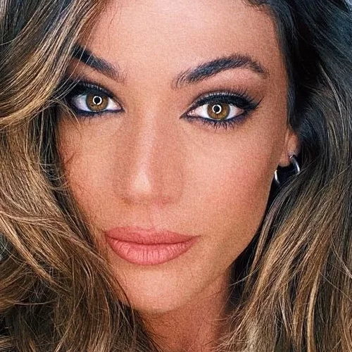 Ήβη Αδάμου | Ποζάρει άβαφη αγκαλιά με τον Μιχάλη Κουϊνέλη, στο cozy σαλόνι του σπιτιού τους