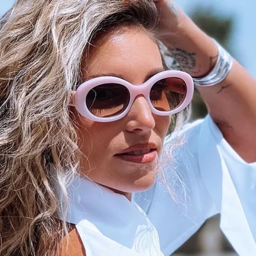 Αθηνά Οικονομάκου | Tο εντυπωσιακό φωτογραφικό άλμπουμ από τις διακοπές στη Μύκονο - τα εμπριμέ μαγιό και το cool καλοκαιρινό στυλ