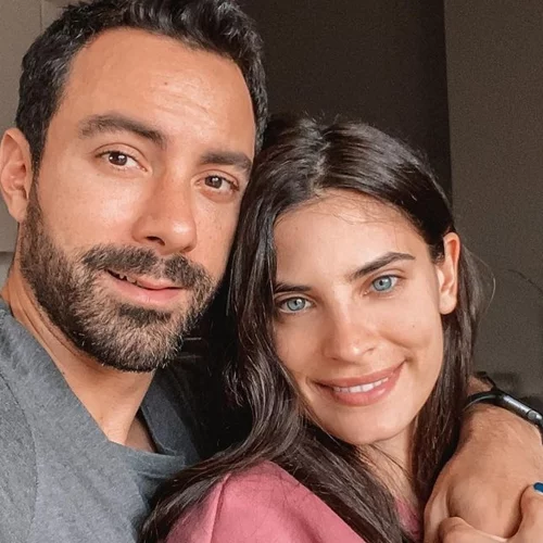 Χριστίνα Μπόμπα - Σάκης Τανιμανίδης συνεχίζουν τα μπάνια | Οι paparazzi φωτογραφίες σε παραλία της Μυκόνου