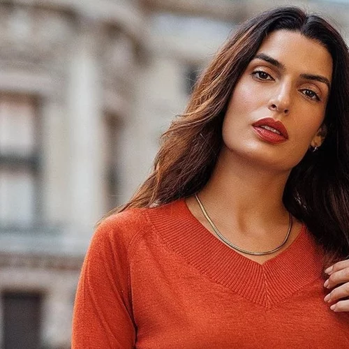 Η Τόνια Σωτηροπούλου έχει το πιο ατμοσφαιρικό Χριστουγεννιάτικο δέντρο, γεμάτο κατακόκκινα αλεξανδρινά