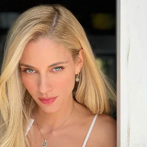 Το french-chic χτένισμα με αφέλειες της Δούκισσας Νομικού που κολακεύει κάθε πρόσωπο