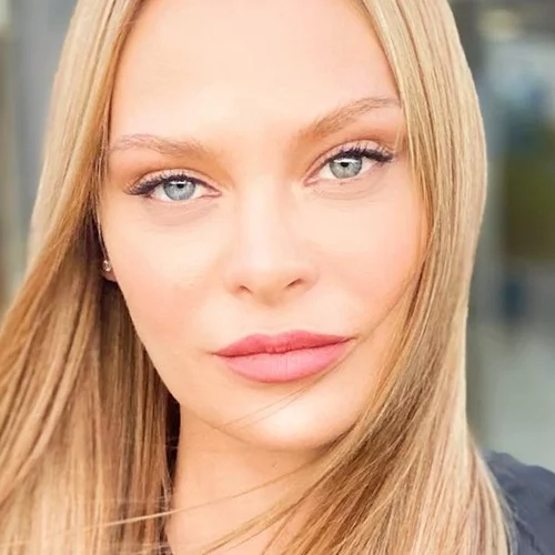 Υβόννη Μπόσνιακ | Με τζιν και crop top στο κέντρο της Αθήνας μαζί με τη Μαρία Μπεκατώρου