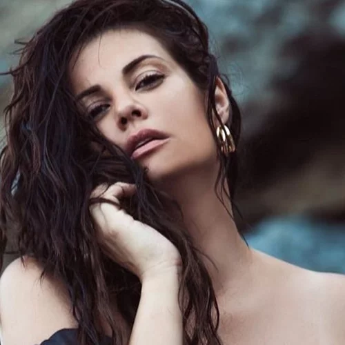 Μαρία Κορινθίου | Η εντυπωσιακή εμφάνιση με crop, animal print πουκάμισο