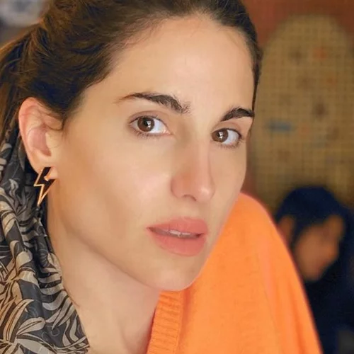 Παυλίνα Βουλγαράκη | H συγκλονιστική στιγμή που κόβει τα μαλλιά της επί σκηνής ως ένδειξη στήριξης στις γυναίκες του Ιράν