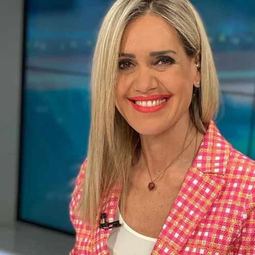 Σύνθια Σάπικα | Τα σχόλια στο Twitter για τη συμβολική κίνηση να κόψει τα μαλλιά της on air στηρίζοντας τις γυναίκες του Ιράν