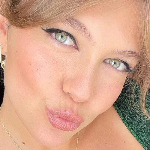 Η Κλέλια Ανδριολάτου παρακολουθεί το τέταρτο επεισόδιο της σειράς "Maestro" μαζί με τις φίλες της και δείχνει πιο χαρούμενη από ποτέ