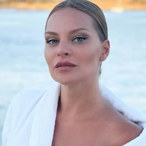 Υβόννη Μπόσνιακ | Μαμά με σώμα μοντέλου - Η σέξι φωτογραφία με μπικίνι και οι αναλογίες που εντυπωσιάζουν