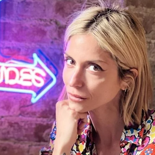 Οι πολλές αλλαγές της Σοφίας Καρβέλα | Από μελαχρινή, γλυκιά κοπέλα, στο απόλυτο fashion icon