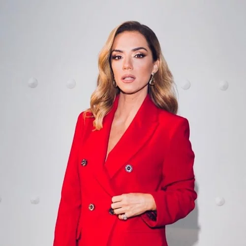 Βάσω Λασκαράκη | Η κόρη της, Εύα, διαβάζει με φόντο το υπέροχο κοριτσίστικο δωμάτιό της