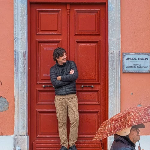 Χριστόφορος Παπακαλιάτης | Οι αινιγματικές φωτογραφίες από το νέο του project - Οι παθιασμένες σκηνές με την πανύψηλη συμπρωταγωνίστριά του