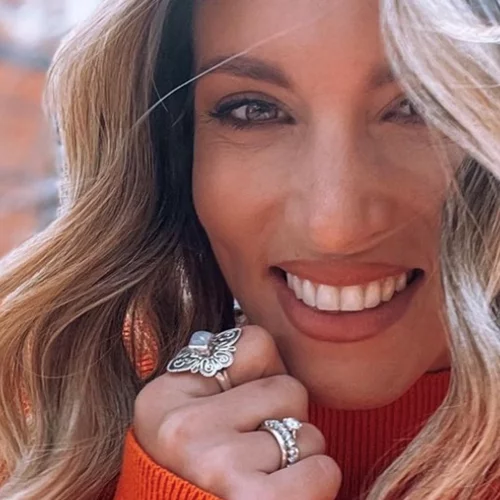 Η Αθηνά Οικονομάκου ποζάρει με εξαιρετικά φουσκωμένη κοιλιά