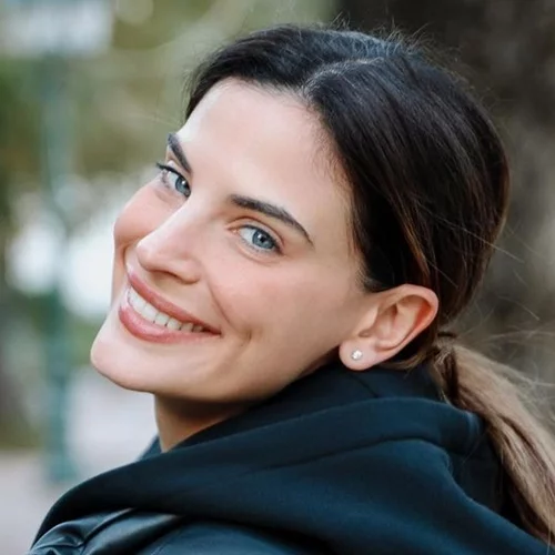 Η Χριστίνα Μπόμπα μας ξεναγεί στο νέο της γραφείο | Το ξύλινο πάτωμα και η απίστευτη θέα