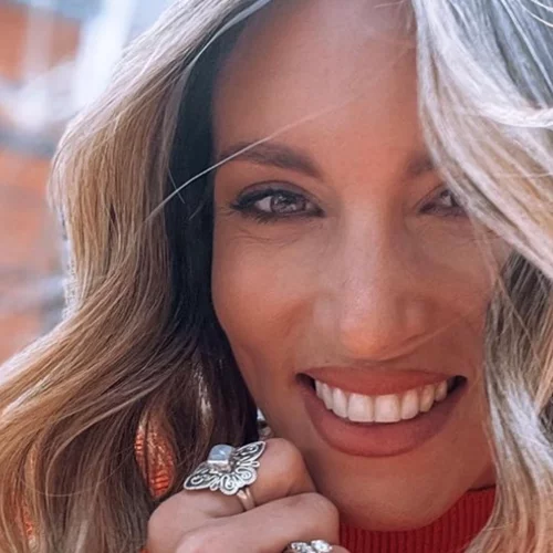 Αθηνά Οικονομάκου | Ερωτευτήκαμε τη lime φούστα και τα καλλίγραμμα πόδια της