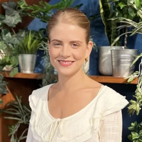 Δανάη Μιχαλάκη | Στόλισε το Χριστουγεννιάτικο δέντρο του σπιτιού της στο έξτρα cozy και ατμοσφαιρικό σαλόνι της