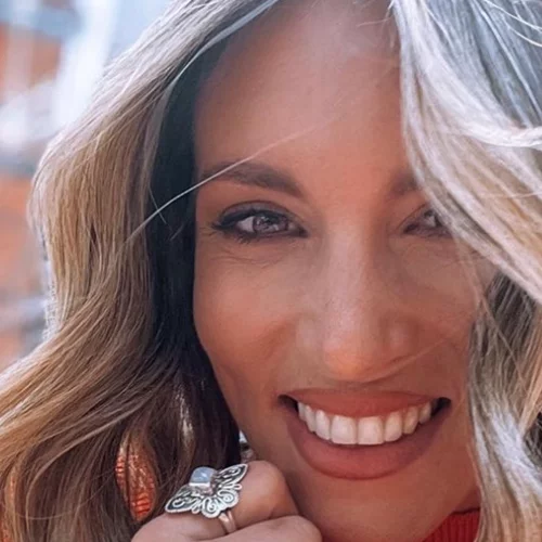 Αθήνα Οικονομάκου | Αγκαλιά με την κόρη και την κούκλα μαμά της