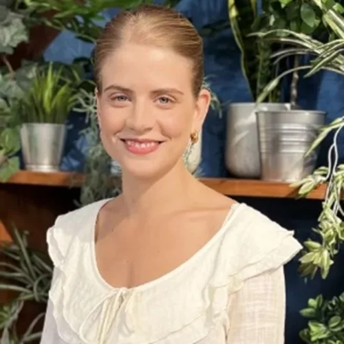 Η Δανάη Μιχαλάκη έχει το πιο ήρεμο και φωτεινό σπίτι | Οι γήινοι τόνοι των επίπλων και η αγάπη της για τα φυτά