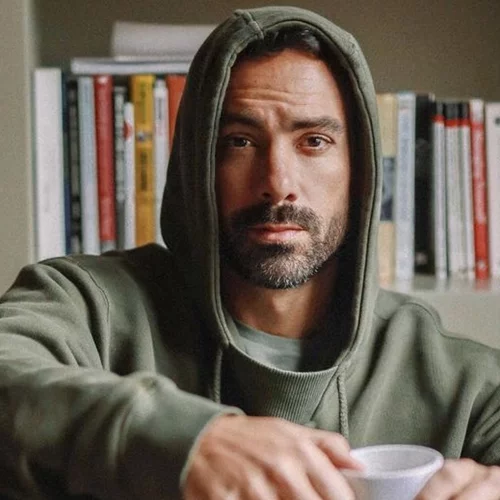 Αριάνα και Φιλίππα Τανιμανίδη | Ζωγραφίζουν το σώμα του Σάκη Τανιμανίδη στο πιο χαριτωμένο βίντεο που θα δεις σήμερα