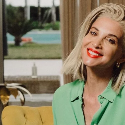 Η Νίκη Κάρτσωνα με νέο κούρεμα και χρώμα μαλλιών | Η εντυπωσιακή αλλαγή μετά από πολλά χρόνια