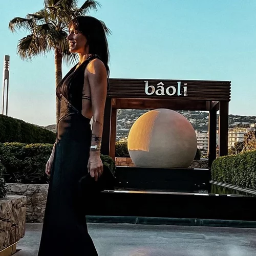 Η Ραφαέλα Ψαρρού ποζάρει με μαγιό στις Κάννες και αναστατώνει το Instagram