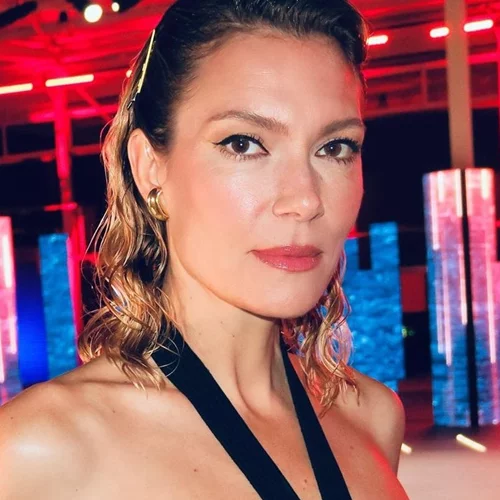 Βίκυ Καγιά | Προτείνει ένα (πολύ) σέξι χτένισμα που θα σε κάνει να δείχνεις 10 χρόνια νεότερη