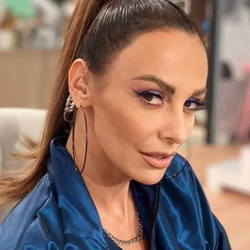 H Μπέττυ Μαγγίρα πιο σέξι από ποτέ | Ποζάρει topless κρατώντας μια πιατέλα με κουραμπιέδες