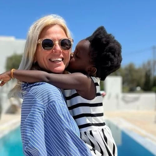 Χριστίνα Κοντοβά | Απαθανατίζει τη μικρή Ada να τρέχει στην αγκαλιά του παππού της - Το συγκινητικό στιγμιότυπο και το οικογενειακό roadtrip