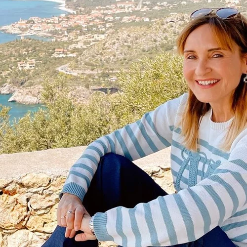 Μάρα Ζαχαρέα | Ποζάρει μπροστά στη Fontana di Trevi φορώντας το πιο κομψό, αέρινο φόρεμα