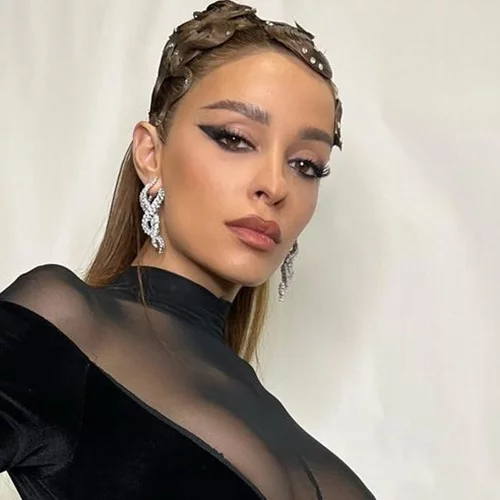 Ελένη Φουρέιρα | Ποζάρει με το απόλυτο ροζ πανωφόρι στον 7ο μήνα της εγκυμοσύνης της