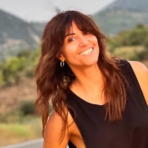 Σοφία Παυλίδου | Ποζάρει με το κίτρινο μαγιό της, στην καταπράσινη βεράντα της