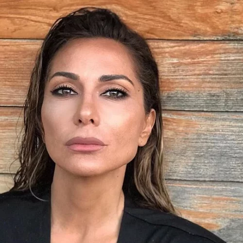 Η Δέσποινα Βανδή ποζάρει με ολόσωμο κόκκινο μαγιό και είναι πιο σέξι από ποτέ