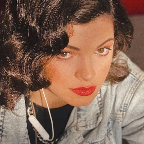 Τζένη Καζάκου | Δείτε τη παρανυφάκι στον γάμο του πατέρα της, Κωνσταντίνου Καζάκου, σε ηλικία 9 ετών