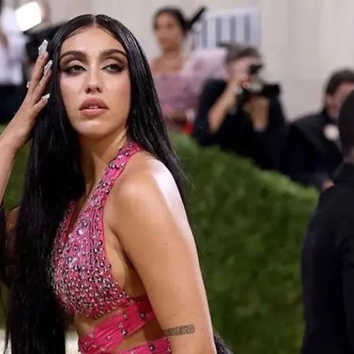 Strike a Pose | H Lourdes Leon μιμείται τη μητέρα της, Madonna σε ένα άκρως προκλητικό και σέξι βίντεο