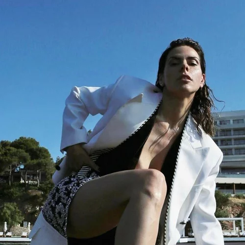 Τhe Body | Η Έλενα Γαλύφα ποζάρει στη Μύκονο με μαγιό και μας δείχνει το αψεγάδιαστο κορμί της