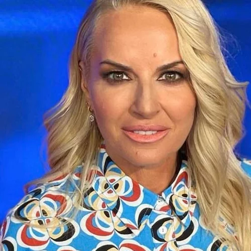 Η Μαρία Μπεκατώρου εύχεται "καλή χρονιά" φορώντας μόνο το μπικίνι της