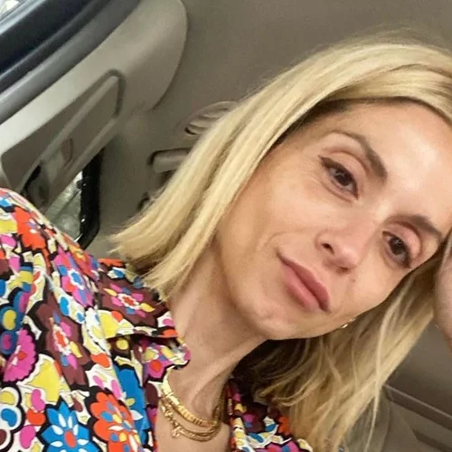 Σοφία Καρβέλα | Βιώνει κρίση μέσης ηλικίας και μας δείχνει τους συγκλονιστικούς της κοιλιακούς