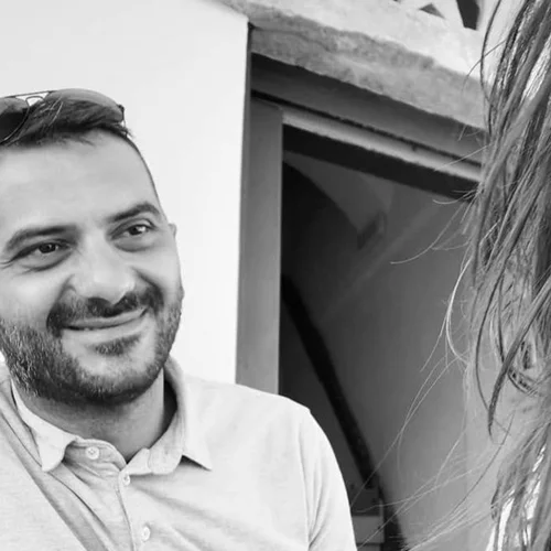 Ο Λεωνίδας Κουτσόπουλος φωτογραφίζει τη σύντροφό του, Χρύσα Μιχαλοπούλου, στην πιο γλυκιά φωτογραφία που θα δεις σήμερα