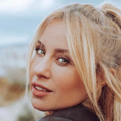 Γωγώ Μαστροκώστα | Ποζάρει σε ηλικία 23 πιο όμορφη και φρέσκια από ποτέ