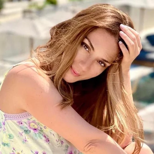 Κούκλα με ταλέντο στη γυμναστική | Η κόρη της Βάσως Λασκαράκη κάνει τις πιο εντυπωσιακές βουτιές στη θάλασσα